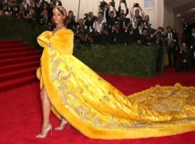 Rihanna, moquée à cause de sa robe pizza, elle répond ! Rihanna, moquée à cause de sa robe pizza, elle répond !