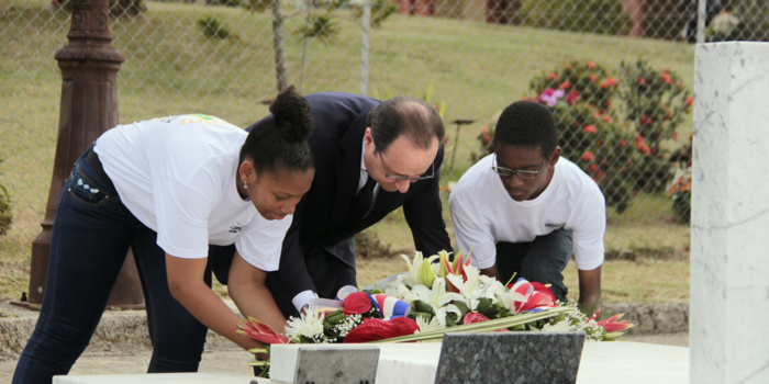Hollande en Guadeloupe : "on nous enfume" sur l'esclavage ​François Hollande inaugure dimanche, en Guadeloupe, le plus grand mémorial sur la traite et l'esclavage.
