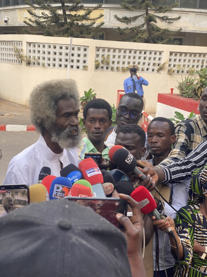 Me Clédor Ciré Ly vient de déposer le recours du candidat Ousmane Sonko au Conseil Constitutionnel Me Clédor Ciré Ly vient de déposer le recours du candidat Ousmane Sonko au Conseil Constitutionnel