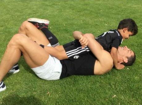 Quand Cristiano Ronaldo fait des abdos avec son fils de 4 ans !