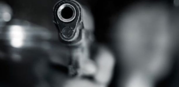 CAP-SKIRING : UNE PERSONNE S’INFILTRE DANS UNE MAISON, TUE DEUX PERSONNES ET VIOLE UNE DAME
