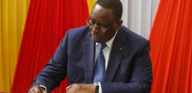 Le Président, Macky Sall, reporte l’élection présidentielle et annonce un dialogue national