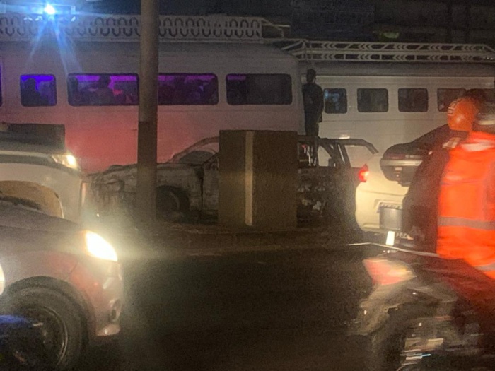 Manifs Thiaroye-Diamaguène : Perturbations de la circulation, 2 véhicules incendiés… Manifs Thiaroye-Diamaguène : Perturbations de la circulation, 2 véhicules incendiés…