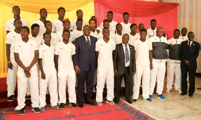 Macky Sall reçoit et félicite les lionceaux du football Macky Sall reçoit et félicite les lionceaux du football