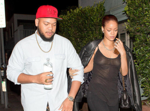 Rihanna en haut transparent et sans soutien-gorge pour diner avec son frère