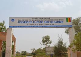 Université Alioune Diop de Bambey : en brassards rouges, les enseignants interpellent Abdourahmane Diouf