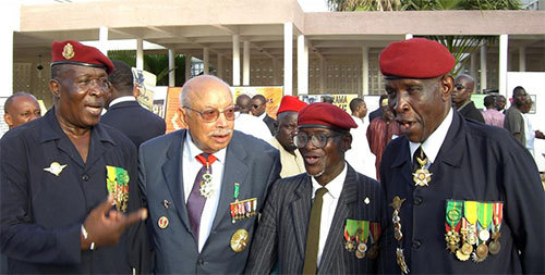 Quatre anciens combattants décorés de médailles Sénégalaise et Française