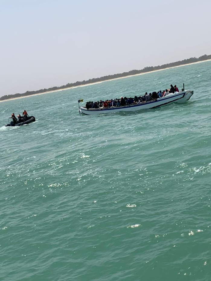 Gandiole : Une pirogue de migrants irréguliers, en détresse, secourue par la Marine sénégalaise Gandiole : Une pirogue de migrants irréguliers, en détresse, secourue par la Marine sénégalaise