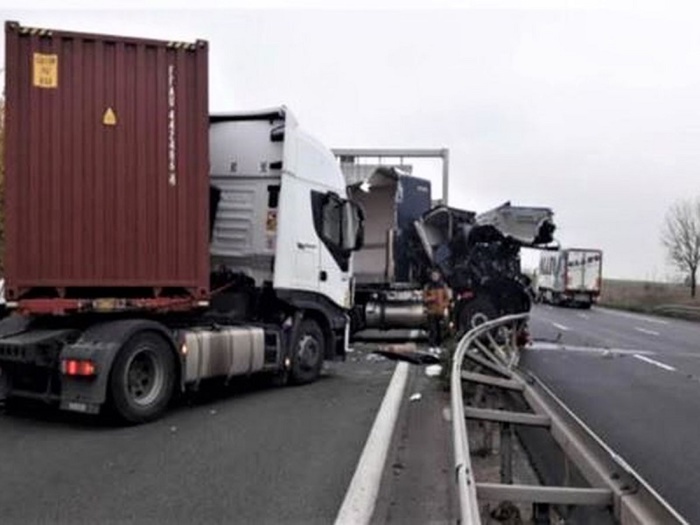 Collision entre deux (02) camions sur l'autoroute Diamniadio-Rufisque : l'un des chauffeurs coincé Collision entre deux (02) camions sur l'autoroute Diamniadio-Rufisque : l'un des chauffeurs coincé