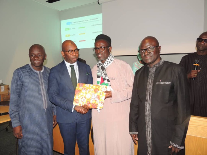 Rencontre avec les syndicats d’enseignants : Le Ministre Moustapha Mamba Guirassy solutionne une vieille doléance en remettant plus de 5000 arrêtés et décisions de nominations aux Secrétaires généraux de syndicats.