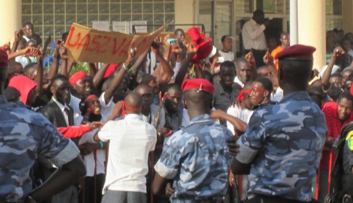 Université de Dakar : Macky Sall accueilli  par des brassards rouges