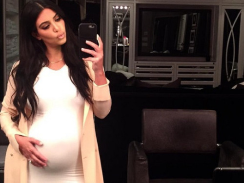 Kim Kardashian, enceinte, affiche ses rondeurs