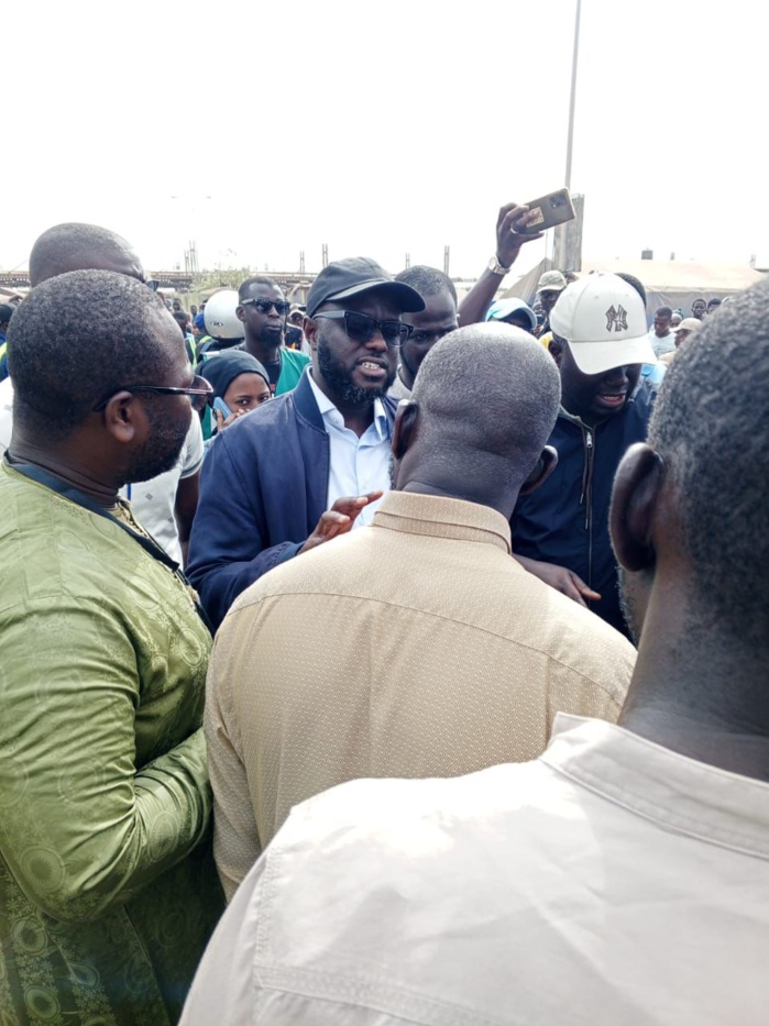 Transports : Le ministre Malick Ndiaye à la gare des Baux-Maraîchers pour veiller au respect des tarifs Transports : Le ministre Malick Ndiaye à la gare des Baux-Maraîchers pour veiller au respect des tarifs