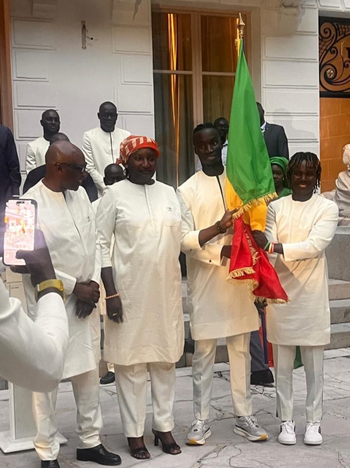 JO Paris 2024 : La ministre des Sports a remis le drapeau national aux deux porte-drapeaux du Sénégal JO Paris 2024 : La ministre des Sports a remis le drapeau national aux deux porte-drapeaux du Sénégal