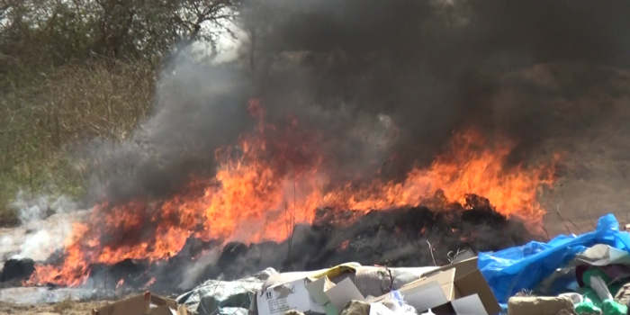 Produits impropres à la consommation : 701 t d'une contrevaleur de 612 000 000 F CFA incinérées par le ministère de l'Industrie et du Commerce Produits impropres à la consommation : 701 t d'une contrevaleur de 612 000 000 F CFA incinérées par le ministère de l'Industrie et du Commerce