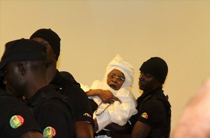 Refusant de quitter la Cave, Habré, emmené de force à la barre Refusant de quitter la Cave, Habré, emmené de force à la barre