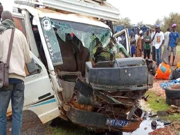 Accident à Saint-Louis : 22 blessés dont 10 dans un état grave dans une collision entre un minicar et un véhicule de la gendarmerie Accident à Saint-Louis : 22 blessés dont 10 dans un état grave dans une collision entre un minicar et un véhicule de la gendarmerie