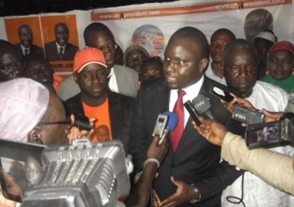 Déthié Fall (Rewmi) : "Alors que les Sénégalais souffrent, Macky Sall joue au football à la plage"