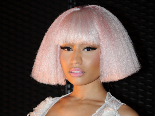 Nicki Minaj : décolleté XXL et perruque rose à la Fashion Week de Milan