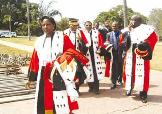 Bruit imminent de chaises dans la Magistrature