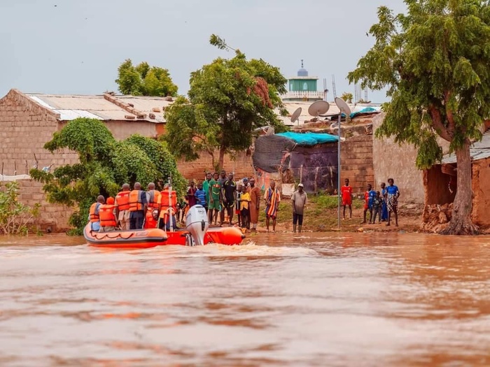Crue du fleuve Sénégal : Thierno Madani Tall collecte 10 millions F CFA, 30 tonnes de riz, 425 colis de friperie et... Crue du fleuve Sénégal : Thierno Madani Tall collecte 10 millions F CFA, 30 tonnes de riz, 425 colis de friperie et...