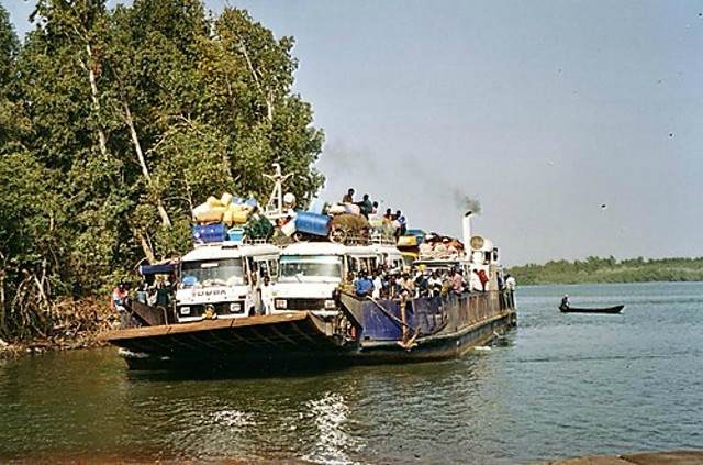 Fleuve Gambie : Deux bacs en panne, plus de 500 camions stationnés à Farafégny
