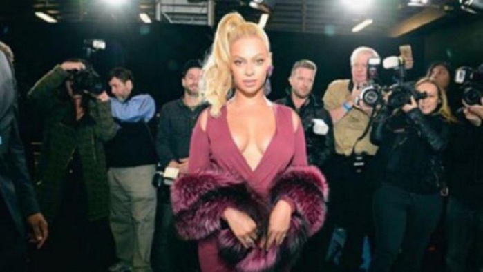Beyoncé : Son décolleté vertigineux pour la soirée Tidal affole le tapis rouge (Photos)