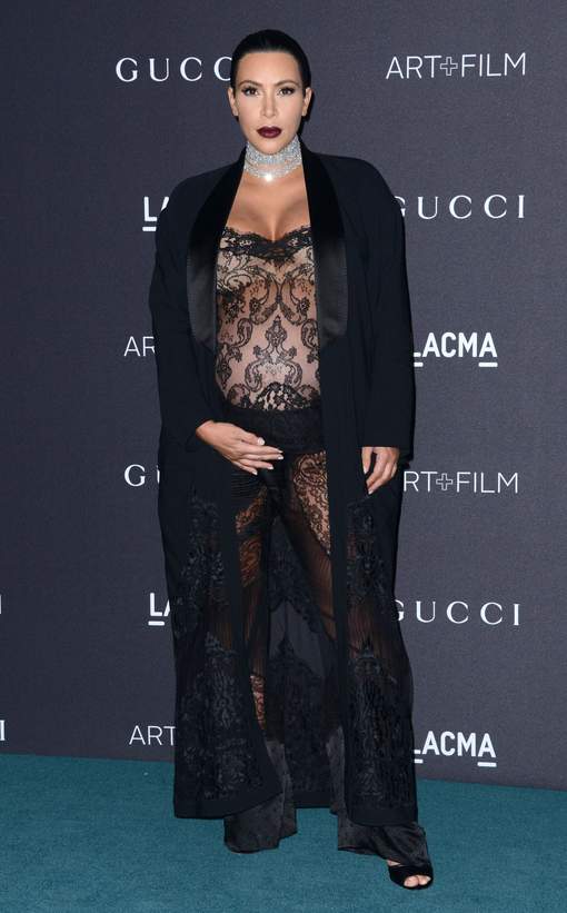 Enceinte, Kim Kardashian ose le transparent La star s'est rendue au gala du LACMA (Los Angeles County Museum of Art) dans une robe transparente signée Givenchy.