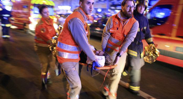 Attentats de Paris : des victimes étrangères Plusieurs étrangers ont été victimes vendredi soir des attentats de Paris qui ont fait 129 morts et 352 blessés selon un dernier bilan.