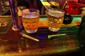 Entre drogue, sexe, alcool et scandale : pourquoi nos artistes sombrent-ils ?