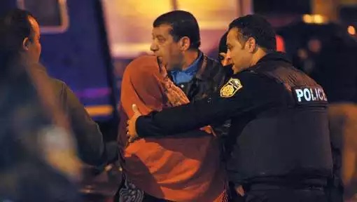 Le président tunisien décrète l'état d'urgence Le président tunisien Béji Caïd Essebsi a proclamé mardi soir l'état d'urgence en Tunisie et un couvre-feu dans le Grand Tunis, après l'attentat qui a fait au moins 12 morts contre un bus de la sécurité