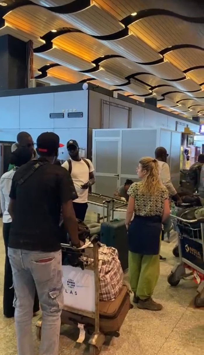 Vol Transavia bloqué à l’AIBD : 24 heures de calvaire pour les passagers sans solutions concrètes Vol Transavia bloqué à l’AIBD : 24 heures de calvaire pour les passagers sans solutions concrètes