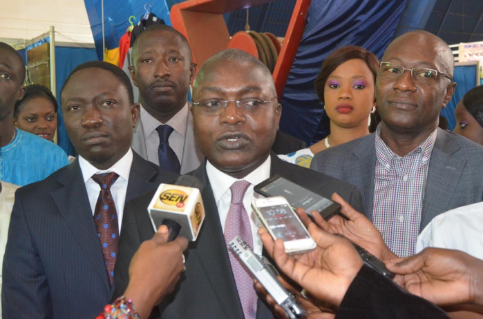 JOURNEE DU CHARGEUR : LE MINISTRE OUMAR GUEYE TRESSE DES LAURIERS POUR LE DG DU COSEC JOURNEE DU CHARGEUR : LE MINISTRE OUMAR GUEYE TRESSE DES LAURIERS POUR LE DG DU COSEC