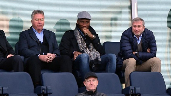 Drogba en compagnie de Abramovis à sa gauche et Guus Hiddink à droite