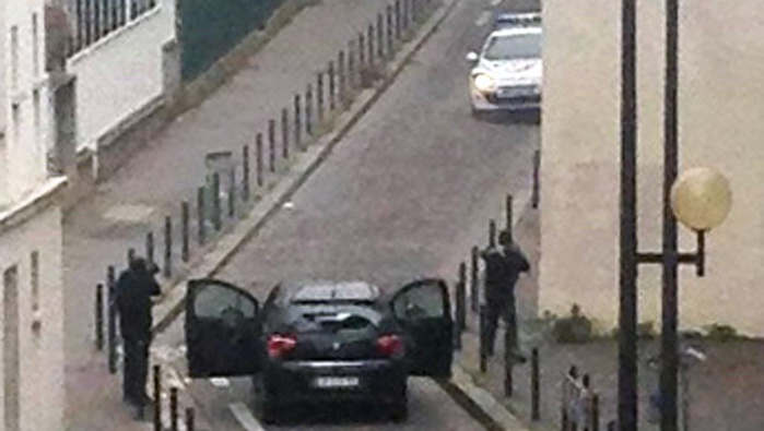 Les tireurs face à la police près des locaux de l'hebdomadaire «Charlie Hebdo» le 7 janvier 2015 Les tireurs face à la police près des locaux de l'hebdomadaire «Charlie Hebdo» le 7 janvier 2015