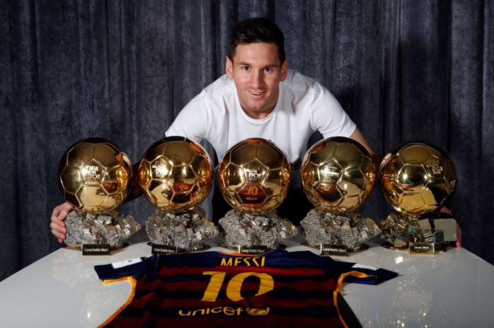 Quand Lionel Messi se prend en photo avec ses cinq ballons d'or
