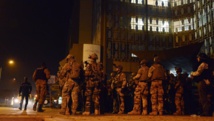 Des soldats français prennent positions autour du Splendid Hôtel, ciblé par une attaque terroriste vendredi soir