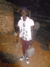 Tendance: quand les jeunes sénégalais se mettent à la mode du sac à main