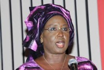 Maimouna Ndoye Seck accuse : «Certains veulent profiter du référendum pour déstabiliser le régime» Maimouna Ndoye Seck accuse : «Certains veulent profiter du référendum pour déstabiliser le régime»