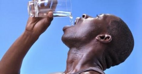 10 signes que votre corps a besoin IMMÉDIATEMENT d’eau, que les personnes ignorent constamment