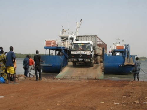 Transgambienne : Qualifiant le ferry de « corbillard flottant », Les routiers déterminés à poursuivre le contournement