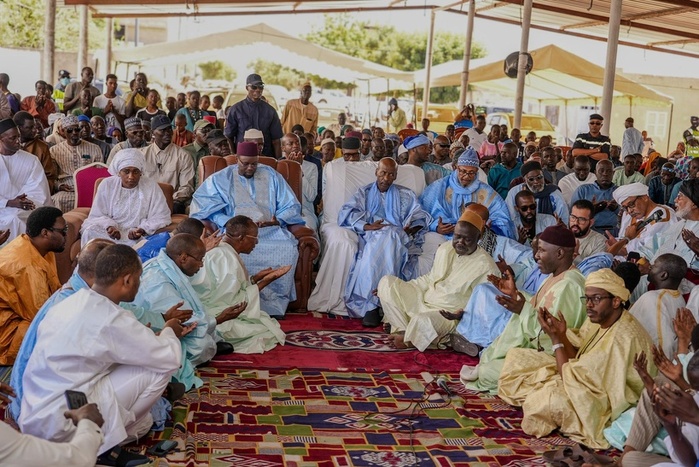 Décès de Chérif Beuh et de ses deux épouses : Ousmane Sonko présente les condoléances de l’État à la communauté khadrya