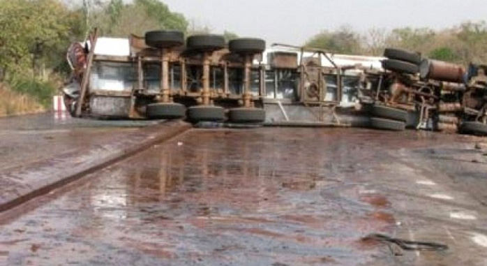 FATICK : UN CAMION-CITERNE AVEC 45.000 LITRES DE GASOIL SE RENVERSE À GANDIAYE FATICK : UN CAMION-CITERNE AVEC 45.000 LITRES DE GASOIL SE RENVERSE À GANDIAYE