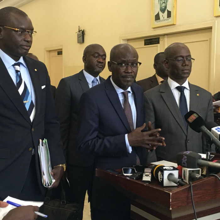 SEYDOU GUÈYE, MINISTRE PORTE-PAROLE DU GOUVERNEMENT : " De 1648 en 2012, l'Etat du Sénégal a électrifié 2 840 villages en 2015 "