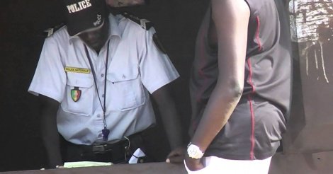 Une maman et son fils tentent de soudoyer un commissaire