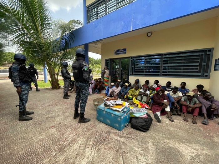 Ziguinchor : le siège du MFDC démantelé, 28 personnes interpellées, drapeaux et documents saisis Ziguinchor : le siège du MFDC démantelé, 28 personnes interpellées, drapeaux et documents saisis