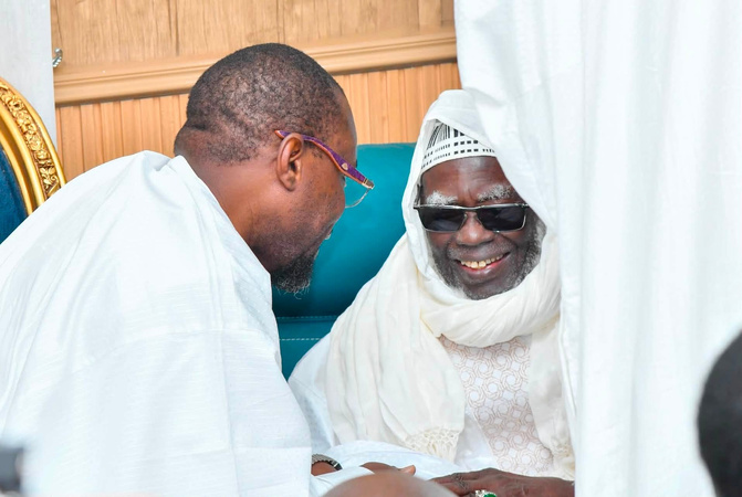 Touba : Ousmane Sonko s’entretient discrètement avec Serigne Mountakha Mbacké