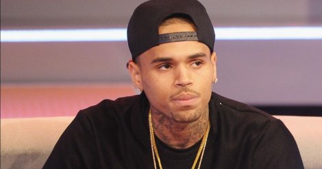 VIDEO- Chris Brown de nouveau accusé de violences, la police perquisitionne sa propriété