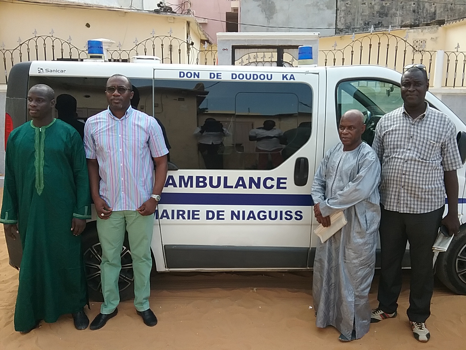 des photos Doudou Ka Président du Mouvement And Falaat Macky Sall Ak Doudou Ka (FMD donne un ambulance