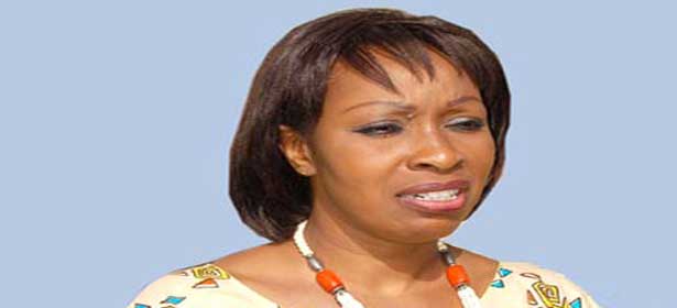 Revoilà Awa NDIAYE : après les «coudou» et les fourchettes, elle fait plus grave